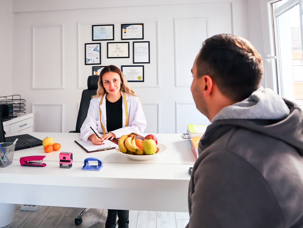 Profesional de nutrición brindando orientación alimentaria
