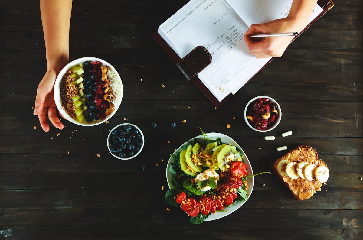 Equipo de profesionales en nutrición analizando opciones alimentarias